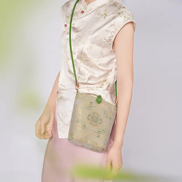大英博物馆 东方梦境系列 一骑芳华提花手机包 国风 新中式 古典雅致 织物 斜挎包 常规 女款 绿色