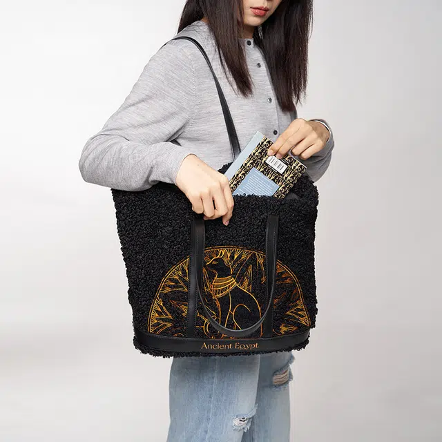 大英博物馆 盖亚·安德森猫系列 刺绣莲花纹拼接高颜值 羊羔毛 单肩包 女款 黑色