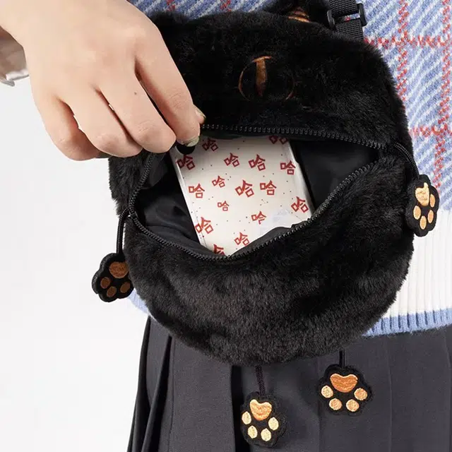 大英博物馆 安德森猫和她的朋友们系列 萌猫 毛绒 圆饼包手机包斜挎包 小号 男女同款情侣款 黑色/黄色