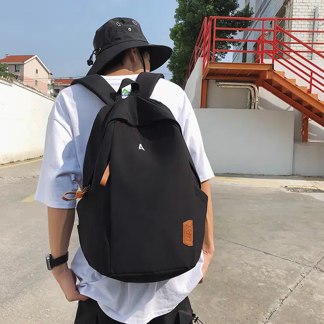 八小万 高级感纯色旅行出游百搭轻便 尼龙 双肩包 男女同款情侣款 多色