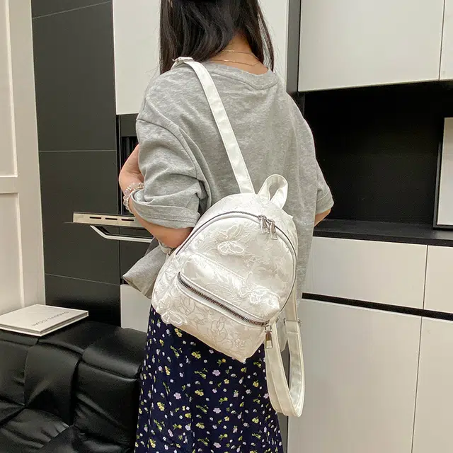 辛巴赫 甜美可爱立体蝴蝶结设计小众潮流时尚百搭 尼龙布 双肩包 常规 女款 多色