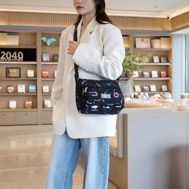 辛巴赫 休闲百搭大容量多层设计简约时尚小众潮流斜挎包 尼龙 单肩包 常规 女款 多色