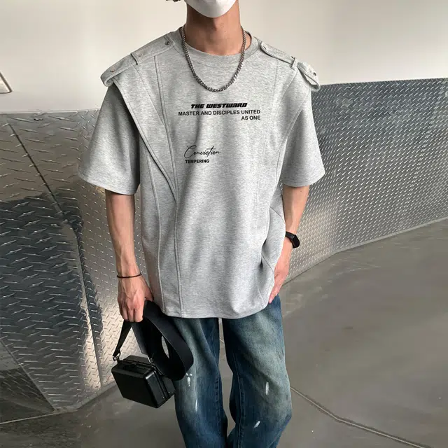 西行纪 美式解构金属绑带垫肩拼接硬挺设计感重磅太空棉字母印花圆领短袖做旧水洗破洞褶皱阔腿直筒痞帅牛仔裤休闲运动套装 男女同款