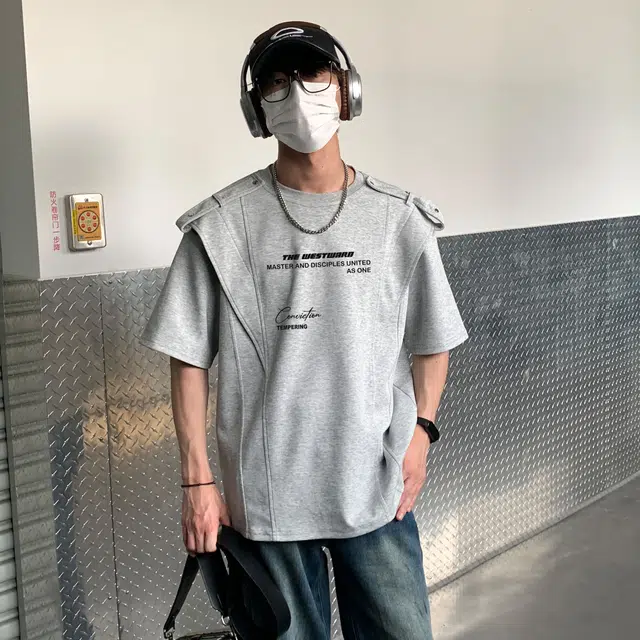 西行纪 美式解构金属绑带垫肩拼接硬挺设计感重磅太空棉字母印花圆领短袖做旧水洗破洞褶皱阔腿直筒痞帅牛仔裤休闲运动套装 男女同款