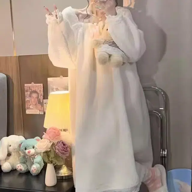 橡柠派 冬季公主风珊瑚绒蝴蝶结蕾丝方领甜美小清新简约加绒中长款家居睡裙 女款 家居连衣裙