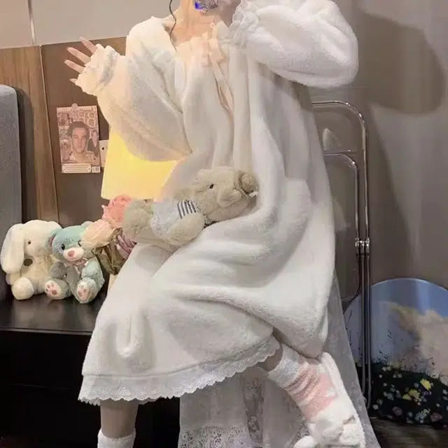 橡柠派 冬季公主风珊瑚绒蝴蝶结蕾丝方领甜美小清新简约加绒中长款家居睡裙 女款 家居连衣裙