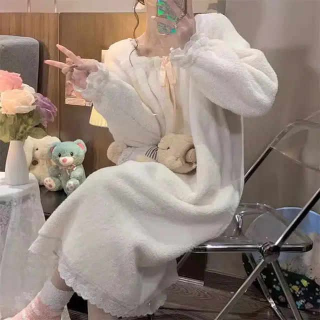 橡柠派 冬季公主风珊瑚绒蝴蝶结蕾丝方领甜美小清新简约加绒中长款家居睡裙 女款 家居连衣裙