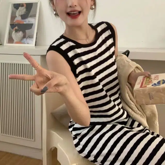 橡柠派 气质设计感时尚条纹甜酷防凸点带胸垫一体背心简约舒适无袖睡裙 女款 黑白