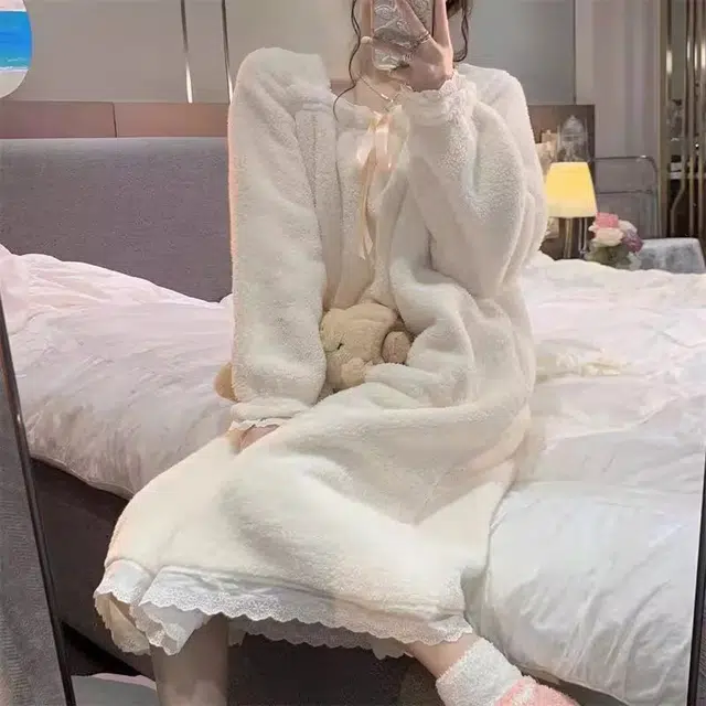 橡柠派 冬季公主风珊瑚绒蝴蝶结蕾丝方领甜美小清新简约加绒中长款家居睡裙 女款 家居连衣裙
