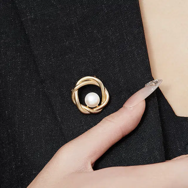 妈妈的礼物 团圆美满胸针 轻奢简约设计感小众复古法式 西装配饰 通勤 新中式高级感 平安纳福 淡水珍珠 胸针 女款