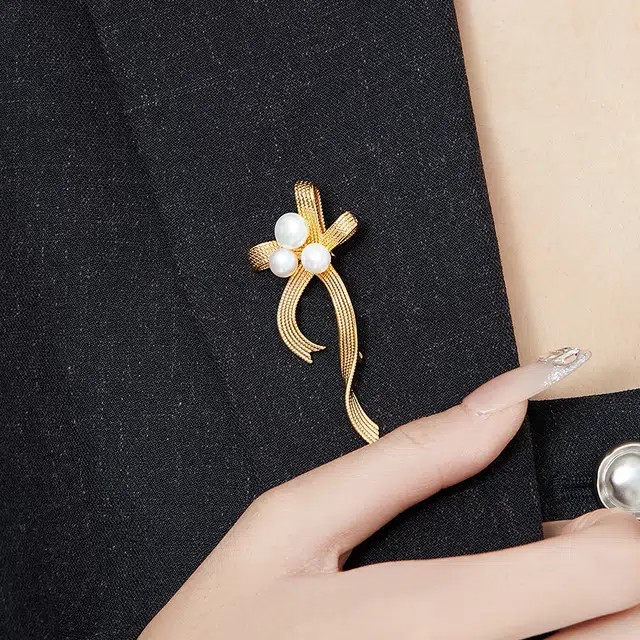 妈妈的礼物 灵动蝴蝶结胸针 简约高级感西服呢绒大衣配饰 法式复古小众设计感 宫廷风温柔气质 淡水珍珠 胸针 女款