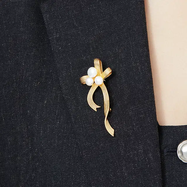 妈妈的礼物 灵动蝴蝶结胸针 简约高级感西服呢绒大衣配饰 法式复古小众设计感 宫廷风温柔气质 淡水珍珠 胸针 女款
