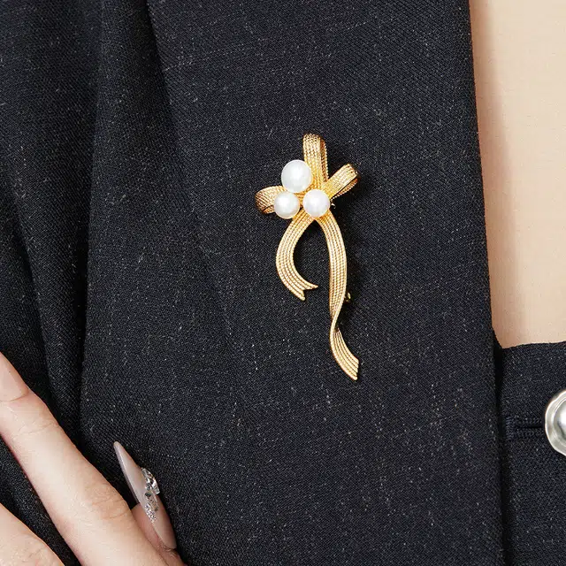 妈妈的礼物 灵动蝴蝶结胸针 简约高级感西服呢绒大衣配饰 法式复古小众设计感 宫廷风温柔气质 淡水珍珠 胸针 女款
