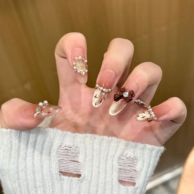 柚予颜 手工穿戴甲小香风轻奢气质显白猫眼珍珠法式蝴蝶结美甲  杏仁裸色腮红晕染 纯欲
