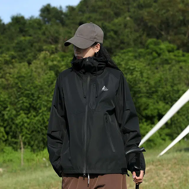 雅鹿  山系户外机能风登山徒步远足露营通勤多口袋设计宽松连帽  防水防风冲锋衣 男女同款 黑色