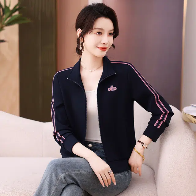 缪斯的诱惑 高质感时尚潮流洋气减龄美式复古风纯色条纹拼接烫钻绣标运动休闲宽松百搭通勤上衣简约针织衫柔软棒球开衫立领夹克外套 女款