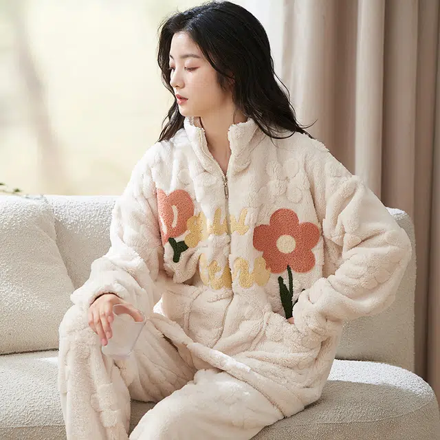 小情歌 家居服睡衣 珊瑚绒保暖睡衣女秋冬家居服女冬季大码长袖长裤女士小清新风花朵设计家居套装 女款 米白色