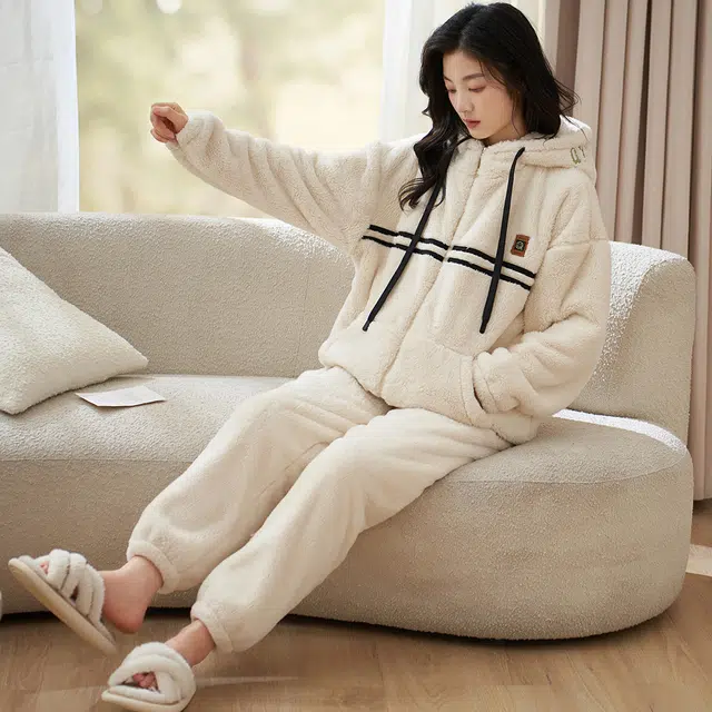 小情歌 家居服睡衣 珊瑚绒保暖睡衣女秋冬家居服女冬季大码长袖长裤女士线条设计连帽家居套装 女款 奶白色