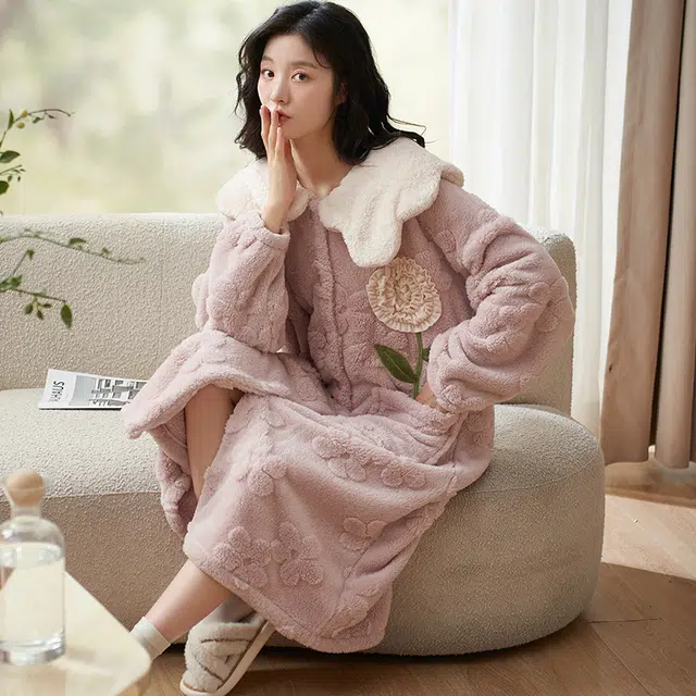 小情歌 家居服睡衣 珊瑚绒保暖睡袍女秋冬睡裙女冬季长宽大码长袖女士连衣裙可爱风家居睡袍 女款 粉色