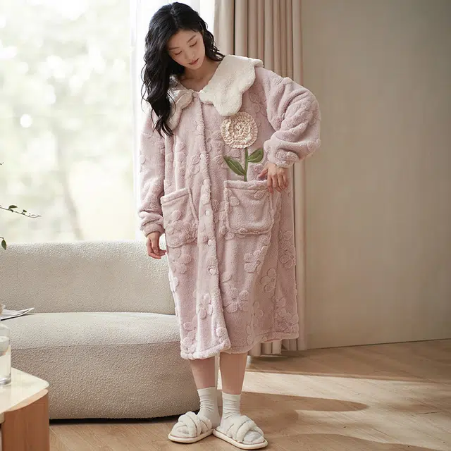 小情歌 家居服睡衣 珊瑚绒保暖睡袍女秋冬睡裙女冬季长宽大码长袖女士连衣裙可爱风家居睡袍 女款 粉色
