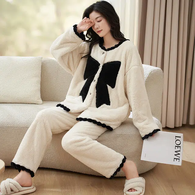 小情歌 家居服睡衣 珊瑚绒保暖睡衣女秋冬家居服女冬季大码长袖长裤女士小清新风蝴蝶结设计家居套装 女款 米白色