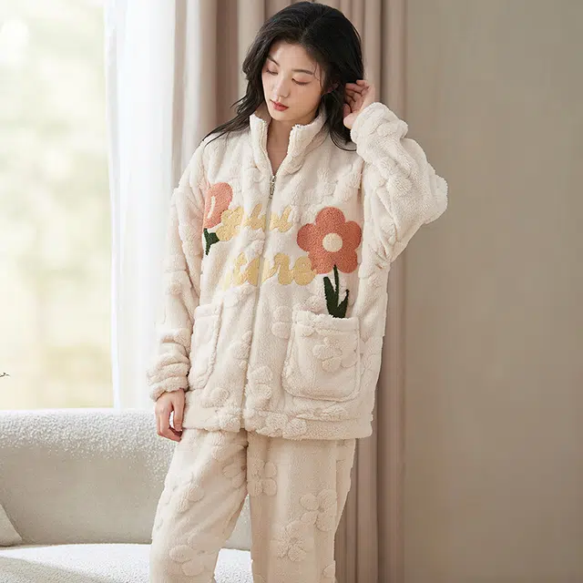 小情歌 家居服睡衣 珊瑚绒保暖睡衣女秋冬家居服女冬季大码长袖长裤女士小清新风花朵设计家居套装 女款 米白色