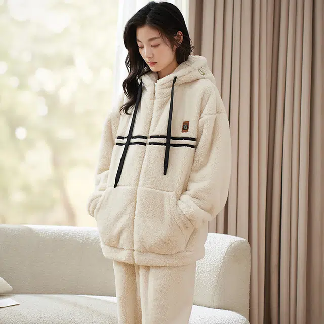 小情歌 家居服睡衣 珊瑚绒保暖睡衣女秋冬家居服女冬季大码长袖长裤女士线条设计连帽家居套装 女款 奶白色