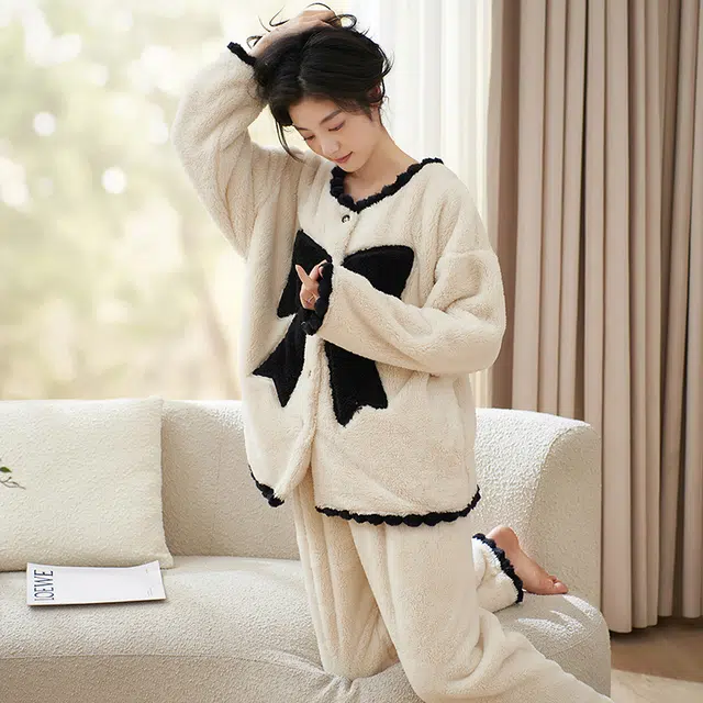 小情歌 家居服睡衣 珊瑚绒保暖睡衣女秋冬家居服女冬季大码长袖长裤女士小清新风蝴蝶结设计家居套装 女款 米白色