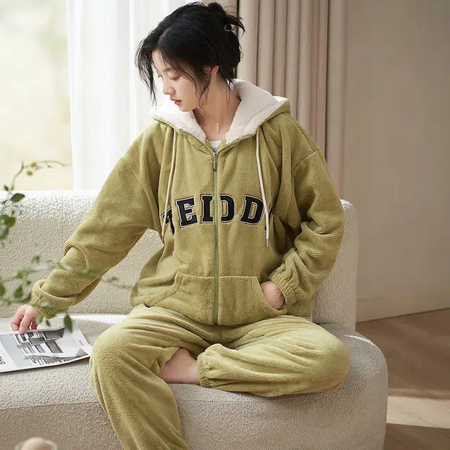 小情歌 家居服睡衣 珊瑚绒保暖睡衣女秋冬家居服女冬季大码长袖长裤女士小清新风字母设计家居套装 女款 绿黄色