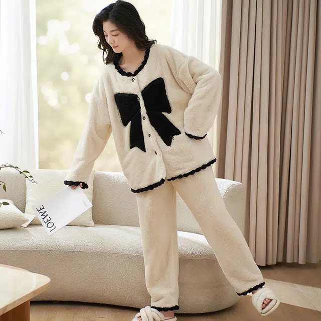 小情歌 家居服睡衣 珊瑚绒保暖睡衣女秋冬家居服女冬季大码长袖长裤女士小清新风蝴蝶结设计家居套装 女款 米白色