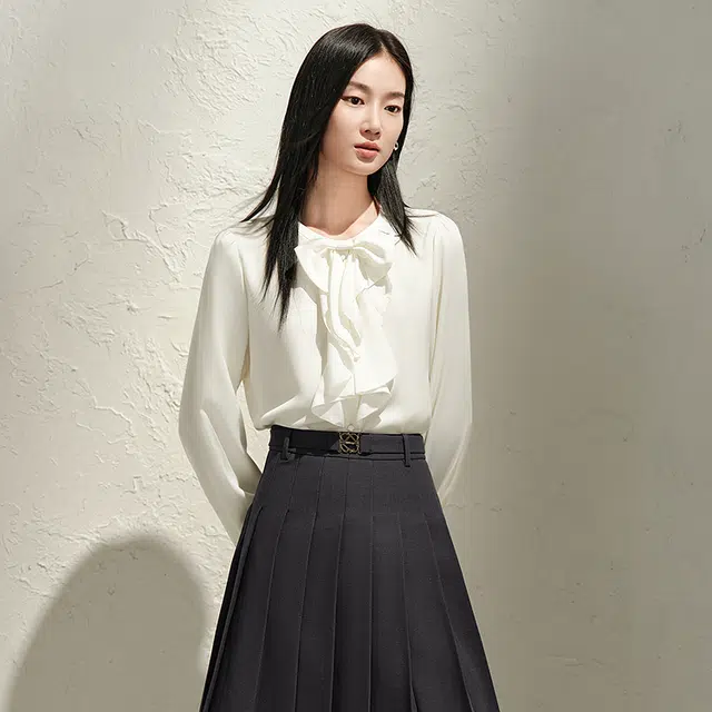 玖姿安娜蔻 法式优雅气质设计感蝴蝶结圆领长袖衬衫 女款 米白