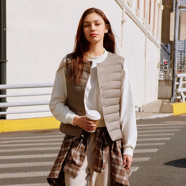 坦博尔 轻薄保暖修身纯色圆领百搭马甲羽绒服 女款