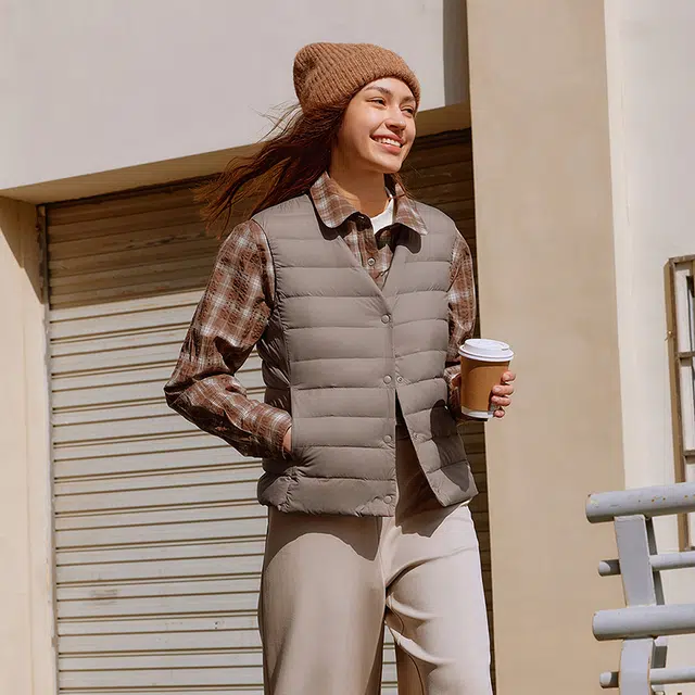 坦博尔 轻薄保暖修身纯色圆领百搭马甲羽绒服 女款