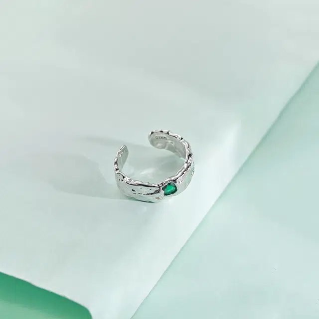 925