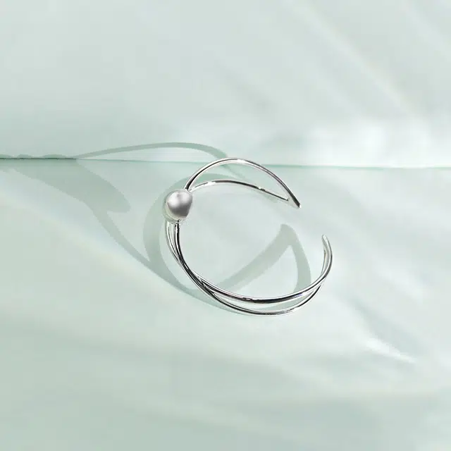 925