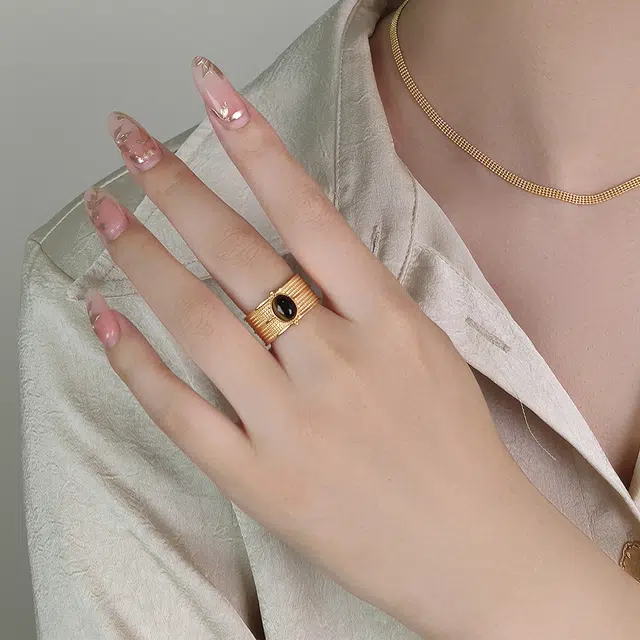 925