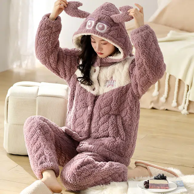 可人儿 珊瑚绒三层夹棉睡衣睡裤 加绒加厚保暖 大眼怪小熊连帽 简约可外穿 家居套装 秋冬季 女款紫色