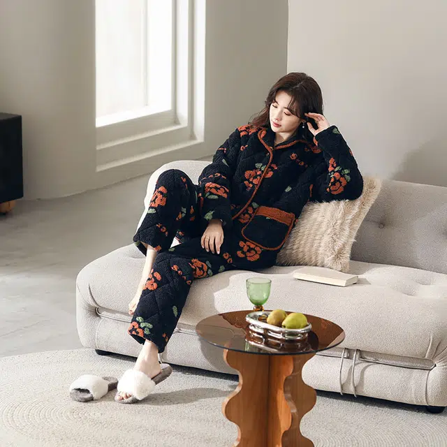 可人儿 珊瑚绒三层夹棉睡衣睡裤 加绒加厚保暖 满印可外穿家居套装 秋冬季女款黑色