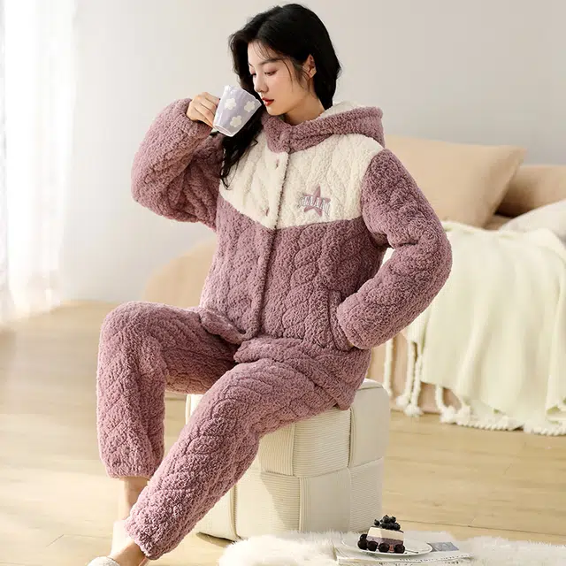 可人儿 珊瑚绒三层夹棉睡衣睡裤 加绒加厚保暖 大眼怪小熊连帽 简约可外穿 家居套装 秋冬季 女款紫色