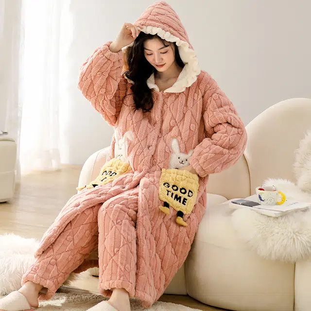 可人儿 珊瑚绒三层夹棉长款睡衣睡裤 加绒加厚保暖 可爱小兔子连帽字母睡袍  简约可外穿 家居套装 秋冬季 女款橘粉色