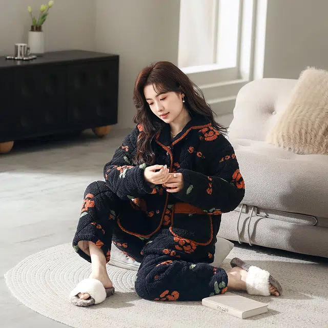 可人儿 珊瑚绒三层夹棉睡衣睡裤 加绒加厚保暖 满印可外穿家居套装 秋冬季女款黑色