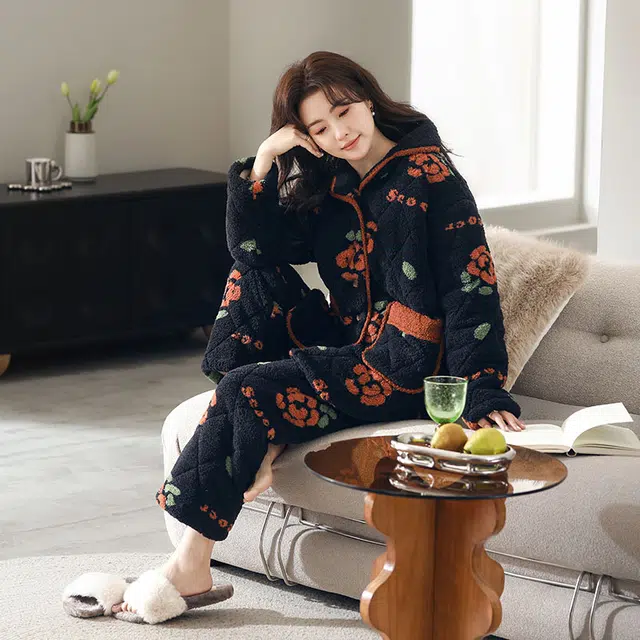 可人儿 珊瑚绒三层夹棉睡衣睡裤 加绒加厚保暖 满印可外穿家居套装 秋冬季女款黑色