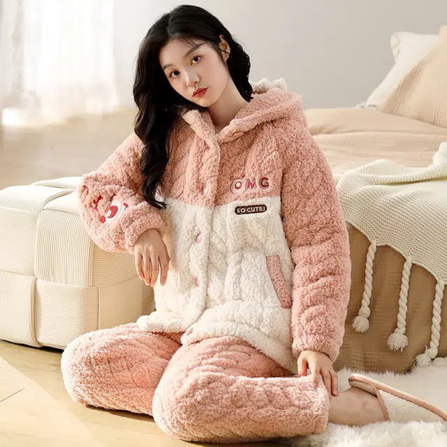 可人儿 珊瑚绒三层夹棉睡衣睡裤 加绒加厚保暖 小恶魔连帽字母 简约可外穿 家居套装 秋冬季 女款橘粉色