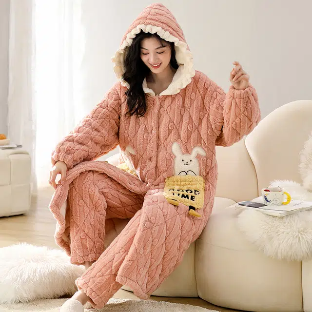 可人儿 珊瑚绒三层夹棉长款睡衣睡裤 加绒加厚保暖 可爱小兔子连帽字母睡袍  简约可外穿 家居套装 秋冬季 女款橘粉色