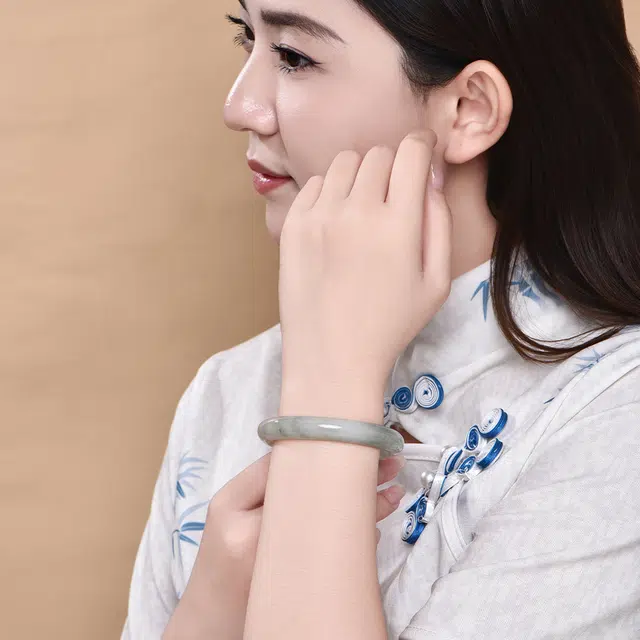明泰珠宝 多翠温润青山黛美人贵妃镯 宫廷风古典温婉 吉祥如意 平安顺遂 日常通勤#好运 天山翠 手镯 女款