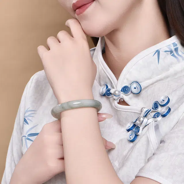 明泰珠宝 多翠温润青山黛美人贵妃镯 宫廷风古典温婉 吉祥如意 平安顺遂 日常通勤#好运 天山翠 手镯 女款