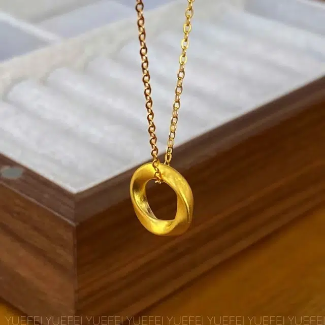 925