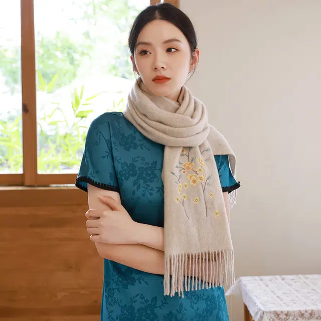 杭丝路 简约刺绣百搭披肩两用日常搭配 绵羊毛 绒线围巾 女款
