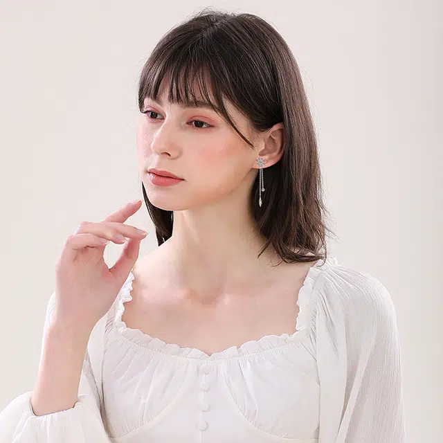 925