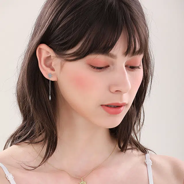 925